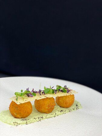 Cheddar Cheese and Potato Croquettes with Parmesan Crisps and hazelnut puree Canapes Ideas Fine Dining, Potato Fine Dining, Potato Starters, Christmas Fine Dining, Fancy Hors D’oeuvres, Fancy Starters, Gourmet Plating, Fine Dining Starters, Fine Dining Appetizers