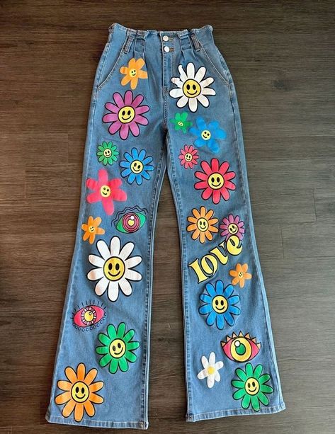 Paint Jeans, Custom Jeans Diy, Denim Diy Clothes, Painted Clothes Diy, Denim Art, Estilo Hippie, Painted Jeans, Cute Pants, Couture Mode