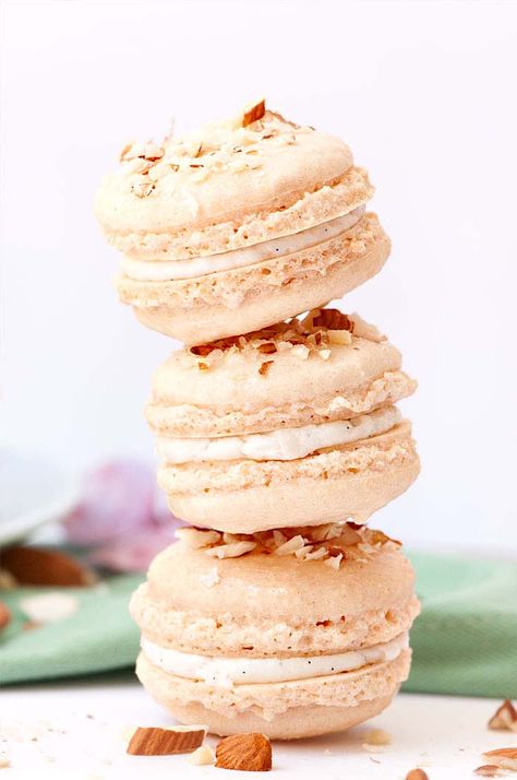 Almond Macarons, French Macarons Recipe, Vanilla Macarons, Macarons Macaroons, Macaron Filling, Crunch Recipe, Macaron Flavors, French Macaroons, Macaroon Recipes