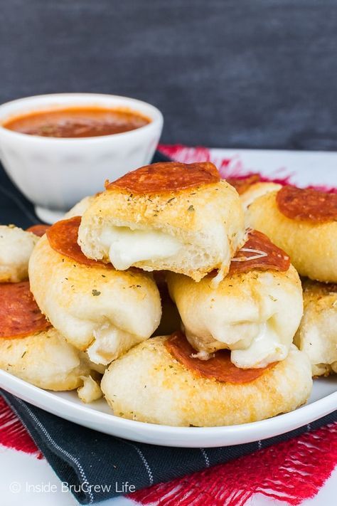 Stuffed Crust Pepperoni Pizza Bites - a gooey cheese center and a pepperoni on top makes these little pizza bites disappear in a hurry. Great recipe for an after school snack or game day party! Pepperoni Pizza Bites, Stuffed Crust, Pizza Stromboli, Pizza Calzones, Dips And Appetizers, Pizza Bites, Pizza Recipes Homemade, Pizza Rolls, Easy Pizza