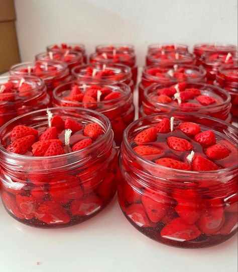 Candle Making Recipes, Lilin Aroma, Strawberry Candle, Fruit Candles, Diy Candles Homemade, Homemade Scented Candles, Sweet Candles, Soya Mumu, Making Candles Diy