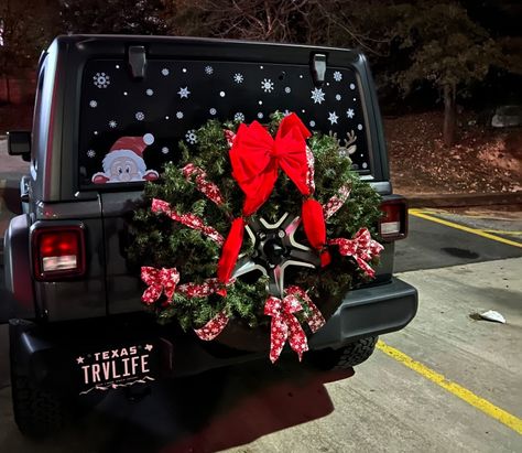 Jeep Decorated For Christmas, Decorating Jeep For Christmas, Christmas Car Decor Ideas, Christmas Jeep Decorations For Parade, Jeeps Decorated For Christmas, Christmas Jeep Wrangler, Jeep Decorations For Christmas, Jeep Wrangler Christmas Decorations, Christmas Jeep Decorations