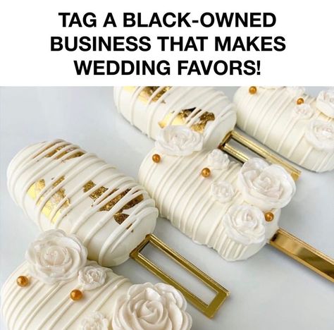 The Black Bachelorette on Instagram: “These cakesicles are a great idea for a wedding favor! Desserts, soaps, candles, jams, bookmarks, luggage tags, plant seeds, and more. Tag…” Cake Cycle Pops, Popsicles Cake, Ice Cream Cake Pops, Cake Pop Designs, Gold Dessert, Chocolate Spoons, Wedding Sweets, Chocolate Covered Treats, Congratulations To You