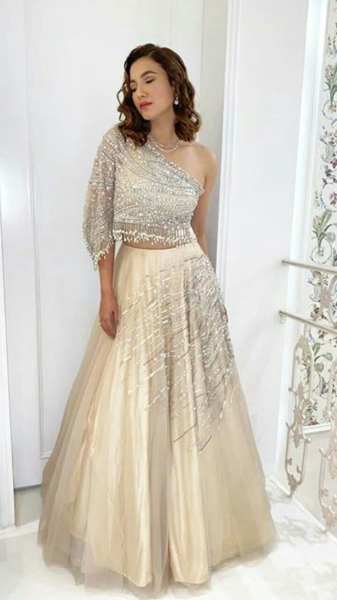 Cocktail Sangeet Outfit, Sundowner Outfits Women, Indowestern Outfits Wedding Women, Heavy Gown, Gopi Dress, Sarees Ideas, Glamour Clothing, Indowestern Outfits, Chania Choli