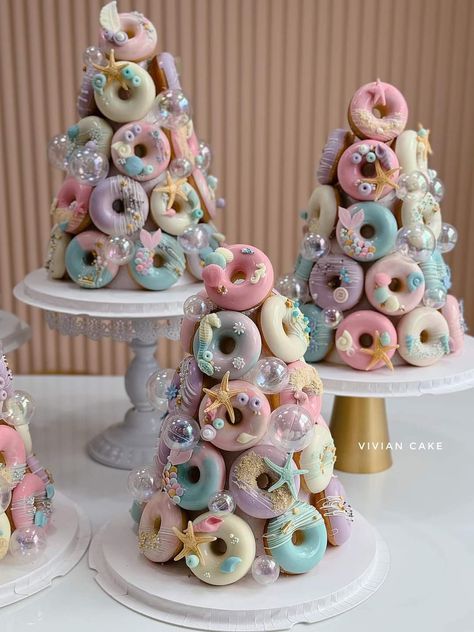 Donut Tree Diy, Mini Donut Cake Tower, Donut Tower Birthday, Donut Tower Cake, Doughnut Birthday Cake, Cookie Tower, Donut Christmas Tree, Donut Tree, Doughnut Birthday