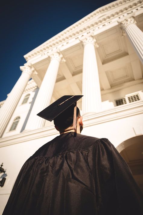 Graduation Photography Men, Male Graduation Pictures, Convocation Photography, Graduate Photoshoot, Graduation Shoot Ideas, Male Graduation, Expensive Presents, High School Graduation Pictures, Graduation Pose