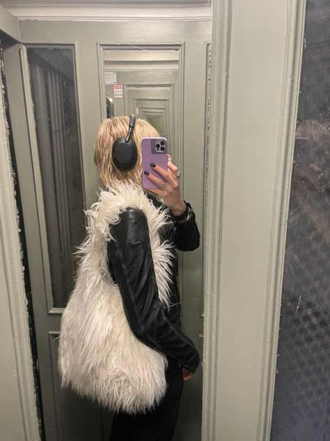 Fluffy Bag Outfit, Fur Bag Outfit, Fluffy Purse, Tooth Gap, Fuzzy Bag, Fur Goods, Fluffy Bag, Funky Bags, Fashion Technology