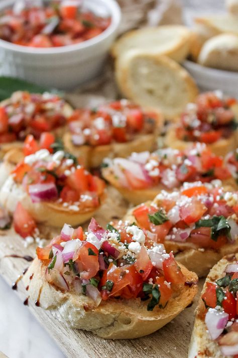 Tomato Basil Bruschetta, Bruschetta Bites, Buffet Brunch, Beach Recipes, Bread Ideas, Starter Recipes, Feta Recipes, Bruschetta Recipe, Delicious Appetizer Recipes