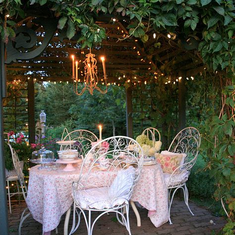 romantic candlelight dinner Evening Garden, Vintage Garden Parties, Terrace Decor, Backyard Seating, Estilo Shabby Chic, House Gardens, Outdoor Dinner, Tea Party Garden, Tea Garden