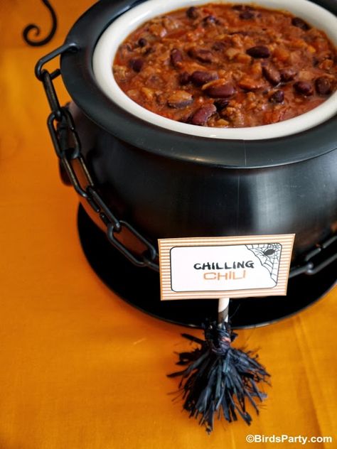 Bird's Party Blog: How to Style a Halloween Chilling Chili Buffet: Homemade Chili Recipe Halloween Chili, Chili Party, Spooky Dinner, Homemade Chili Recipe, Chili Bar, Halloween Buffet, Halloween Food Appetizers, Halloween Foods, Fall Parties