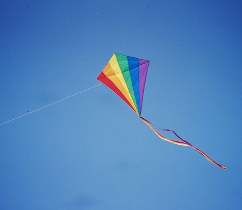 Diy Kites That Fly, Kite Aesthetic, Kite Flyer, Diy Kite, Baby Photo Ideas, Kites For Kids, Fly A Kite, The Kite Runner, Go Fly A Kite