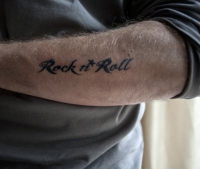 rock n roll tattoos Rock And Roll Tattoo, Rock N Roll Tattoo, Tattoo Main, Cute Country Outfits, Music Tattoo, Rock N’roll, Rock'n Roll, Star Tattoos, Tattoo Placement