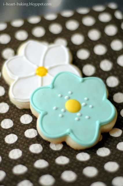 Heart Baking, Cookies Royal Icing, Flower Sugar Cookies, Royal Icing Flowers, Easter Sugar Cookies, Icing Flowers, Sugar Cookie Royal Icing, Iced Sugar Cookies, Spring Cookies