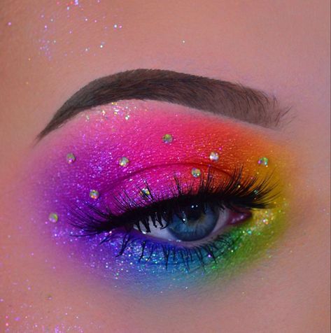 Eyeshadow Gem Looks, Burlesque Makeup, Makeup 2023, Rainbow Eye Makeup, Rainbow Eyeshadow, Festival Make Up, Eyeshadow Colors, Drag Make-up, Rhinestone Makeup