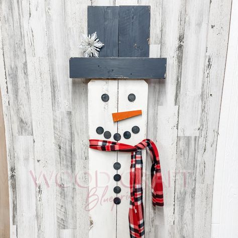 Snowman Porch Leaner, Snowman Crafts Diy Wooden Snowmen, Wood Snowman Diy, Diy Wooden Snowman, Diy Wood Snowman, Winter Porch Ideas, Wooden Snowman Crafts, Diy Christmas Snowman, Profitable Woodworking Projects