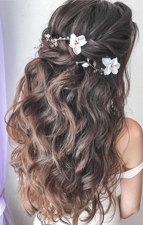 Having a rustic wedding theme? And a bit confused on what hairstyle you should go with your rustic wedding–then look no further. We’ve rounded up... Down Bridal Hairstyles, Half Up Half Down Bridal, Messy Wedding, Textured Updo, Messy Wedding Hair, Beautiful Wedding Hair, Wedding Hair Half, Bridal Hair Inspiration, Wedding Hair Down