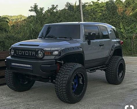 Fj Toyota Cruiser, Toyota Cruiser Fj, Fj Cruiser Accessories, Fj Cruiser Mods, Toyota Cruiser, Grill Light, Toyota 4x4, Overland Vehicles, Toyota Trucks