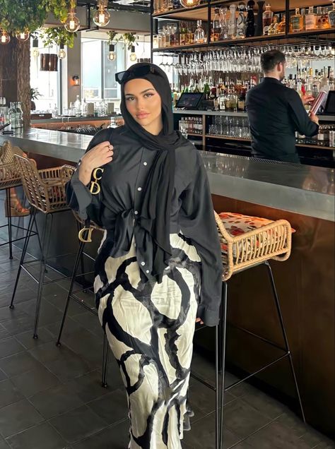 Hijabi Holiday Fashion, Jacket And Dress Outfit Classy, Holiday Outfit Modest, Brunch Outfit Hijab, Style Inspiration Hijab, Hijab Holiday Outfits, Hijabi Holiday Outfits Summer, Holiday Outfits Modest, Modest Outfit Summer