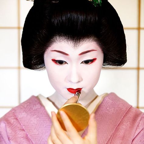 Traditional Geisha Makeup Routine, Japanese Geisha Makeup Traditional, Japanese Skincare Routine, Japanese Lipstick, Traditional Geisha, Geisha Makeup, Diy Coconut Oil, Coconut Oil Hair Mask, Japanese Skincare, White Makeup