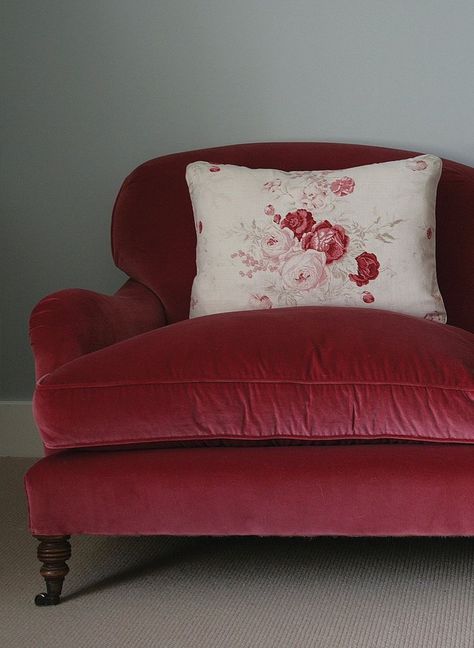 Red Velvet Sofa, Ivy House, Red Cottage, Red Sofa, Rose Cottage, Comfy Chairs, Cheap Decor, Velvet Sofa, Shabby Chic Furniture