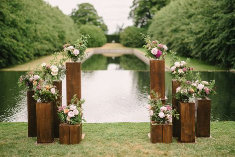 Outdoor Wedding Alter, Outdoor Ceremony Seating, Outside Wedding Ceremonies, Ceremony Styling, Wedding Arbors, Wedding Alters, Deco Champetre, Wedding Arbour, Wedding Altars