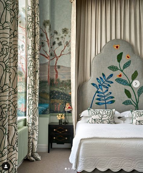 Kit Kemp Bedroom, Kit Kemp Wallpaper, Kit Kemp Interiors, Creative Headboard Ideas, Charlotte Street Hotel, Statement Headboard, Headboard Inspiration, Firmdale Hotels, Charlotte Street