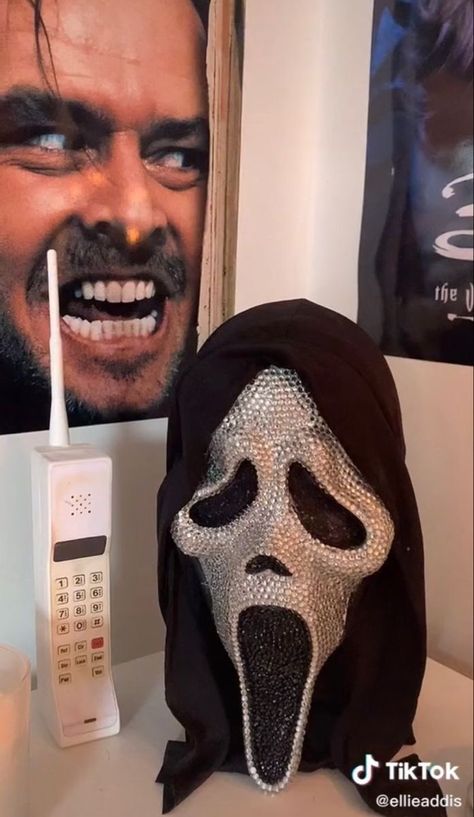 Scream Room Ideas, Ghostface Bedroom, Horror Room Ideas Home Decor, Horror Bedroom Decor, Ghostface Room Decor, Scream Themed Bedrooms, Horror Movie Room Ideas, Horror Movie Themed Room, Scream Room Decor