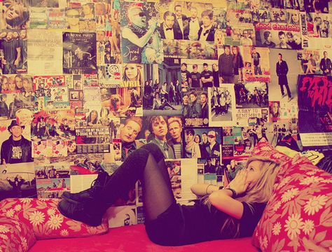 fill my wall full of posters Hipster Rooms, Emo Room Decor, Emo Bedroom, Emo Room, Hipster Room, Pallet Tv, Tv Consoles, Media Consoles, Lp Storage