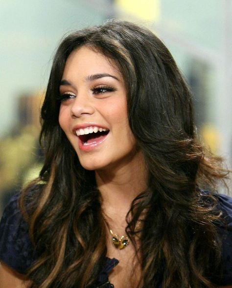 Vanessa Hudgens Legs, Gabriela Montez, Estilo Vanessa Hudgens, Prettiest Celebrities, Makeup For Teens, Morning Show, Blue Makeup, Vanessa Hudgens, Celebrity Look