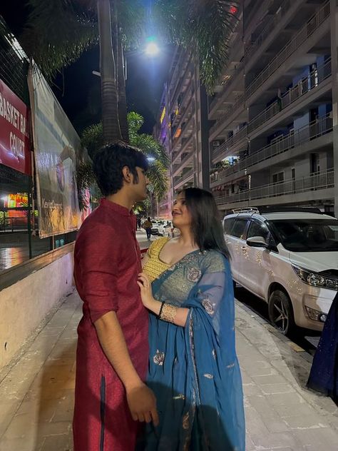 Poses With Boyfriend In Traditional, Couple Farewell Poses, Farewell Poses With Boyfriend In Saree, Saree Poses With Boyfriend, Honey Beauty, Diwali Pictures, Desi Love, Saree Poses, Desi Fashion Casual