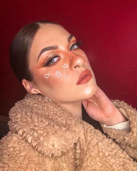 Gingerbread Man Makeup Look, Gingerbread Girl Aesthetic, Gingerbread Makeup Look, Gingerbread Man Makeup, Gingerbread Makeup, Gingerbread Costume, Fun Makeup, Ole Henriksen, Theme Days