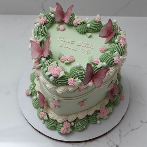 💚💗🦋🌸🍃 - Cake Details - Size: Standard 7” (two layers) Add-ons: Butterflies (edible) + pearls (edible) Baked Dessert, Edible Pearls, Vintage Cakes, Baked Dessert Recipes, Vintage Cake, Add Ons, No Bake Desserts, Cake Designs, Butterflies