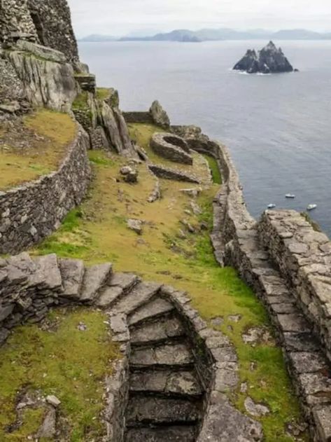 Skellig Michael, Ireland Aesthetic, Ireland Pictures, Kerry Ireland, County Kerry, Old Stone, Abandoned Buildings, Ireland Travel, Magical Places