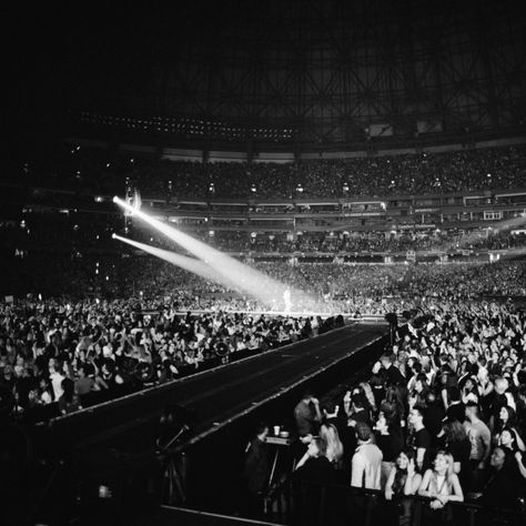 My background idea for my Beyoncé poster is to place a music concert crowd since it relates to the idea that she is a music artist. This is example 1. The Formation World Tour, Concert Crowd, Formation World Tour, Famous Lifestyle, Rogers Centre, Concert Aesthetic, Artist Aesthetic, Future Lifestyle, Music Aesthetic