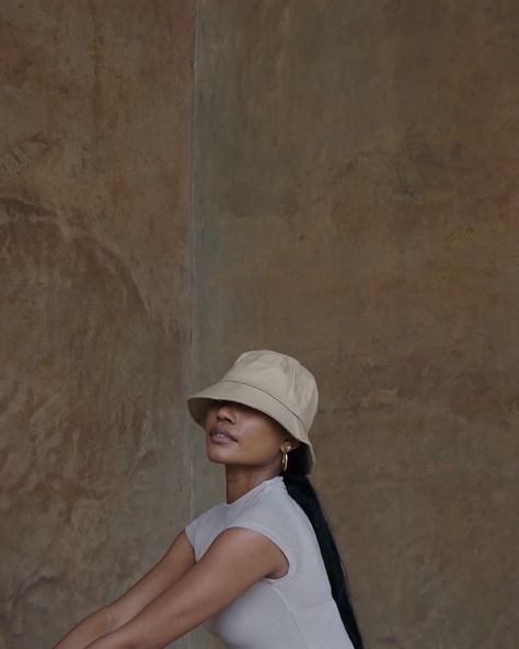 Khaki Bucket Hat Outfit, Bucket Hat Photoshoot Ideas, Beige Bucket Hat Outfit, Brown Bucket Hat Outfit, Bucket Hat Outfit Fall, Bucket Hat Photoshoot, Aesthetic Bucket Hat, Bucket Hat Outfits, Hat Photoshoot