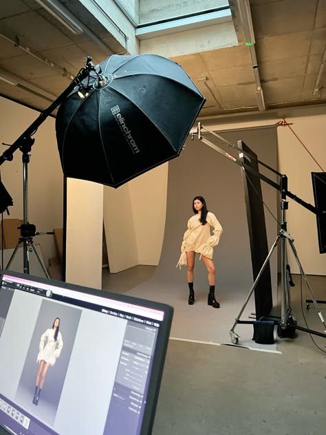 Fashion Jobs Aesthetic, Photoshoot Room Setup, Creative Director Photoshoot, Modeling Aesthetic Photoshoot, Fashion Marketing Aesthetic, Photoshoot Concepts Studio, Photoshoot Setup, Stylist Aesthetic, Backstage Photoshoot