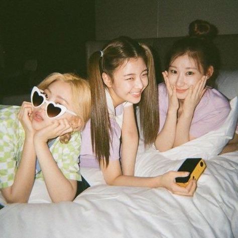 itzy lia ryujin chaeryeong besties sleepover night bed baby soft cute pretty sleep smile glasses Guess Who, Friend Photoshoot, Kurt Cobain, Kpop Girl Groups, K Idols, Instagram Update, Pop Group, Korean Girl, Pretty Woman