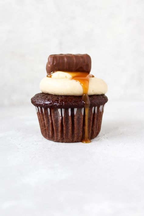 Twix Cupcakes - Sweets by Elise Cupcakes With Caramel Filling, Twix Cupcakes, Cupcakes With Caramel, Twix Candy, Moist Chocolate Cupcakes, Salted Caramel Frosting, Fluffy Cupcakes, Bake Ideas, Moist Cupcakes