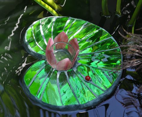 Hand Crafted Floating Mosaic Water Lily Pad. Perfect for a non-swimming pool party or in your pond...I made it with mirrored glass, dark grout and a pink "waterlily" votive holder....there's also a glass lady bug enjoying the ride. Mosaic Water, Dark Grout, Goldfish Pond, Mosaic Art Projects, Artistic Tile, Water Lilly, Mosaic Flowers, Votive Holder, Stained Glass Projects