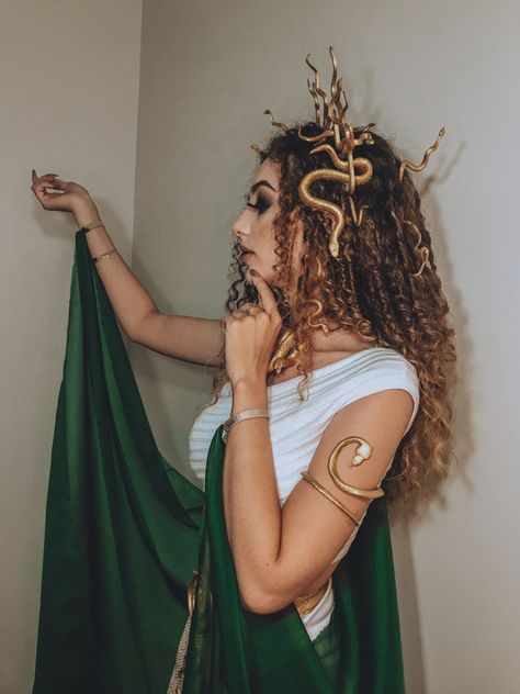 Medusa Dress Costume, Medusa Outfit Ideas, Medusa Inspired Outfit, Fantasia Medusa Halloween, Medusa Outfit Halloween, Medusa Costume Outfit, Medusa Costume Ideas, Cosplay Medusa, Medusa Outfit