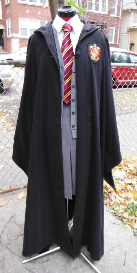 Gryffindor student uniform Gryffindor Robes, Harry Potter Fancy Dress, Hp Outfits, Hermione Costume, Harry Potter Uniform, Gryffindor Uniform, Harry Potter Kostüm, Harry Potter Robes, Hogwarts Student