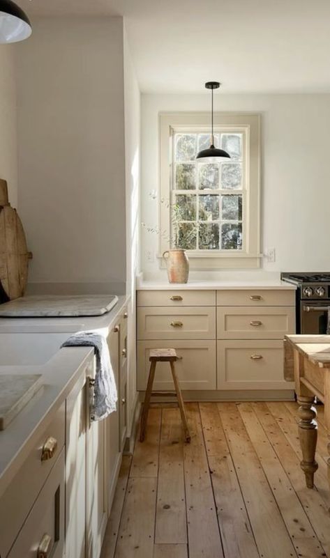 Cosy Cottage Interior, Cream Kitchen Ideas, Danish Farmhouse, Old Farmhouse Remodel, White Cottage Kitchen, Cottagecore Home, Cottage Renovation, Cottage Kitchens, Farm Kitchen