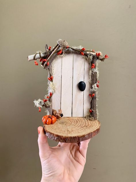 Show Pieces Decor Handmade, Autumn Handmade Decoration, Diy Fairy Doors For Tree, Fairy House Diy How To Make A, Small Fairy Garden Ideas, Wooden Fairy Houses, Fairy Door Ideas, Fairy Entrance, Fairy House Door