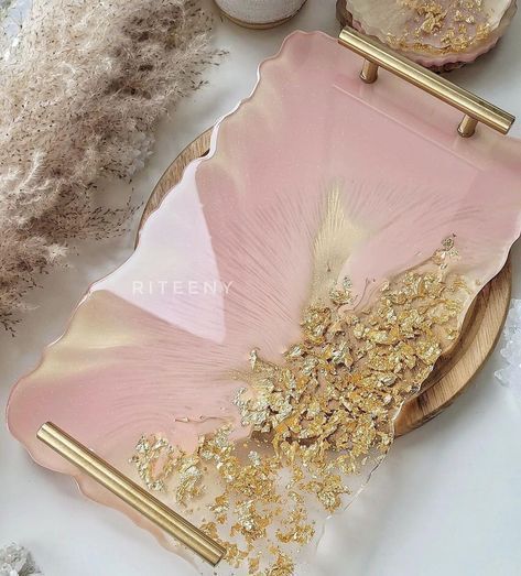 Rasine Art Ideas, Resin Art Tray, Epoxy Resin Tray, Diy Resin Tray, Resin Art Canvas, Seni Resin, Resin Trays, Resin Crafts Tutorial, Resin Art Painting