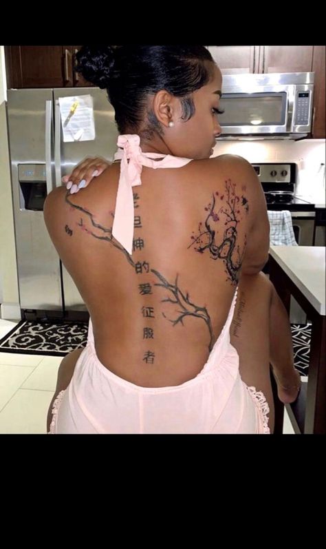 Tattoos For Women Spine, Back Tattoo Women Spine, Tattoos Neck, Feminine Back Tattoos, Earthy Tattoos, Cute Hand Tattoos, Pretty Hand Tattoos, Neck Tattoos Women, Black Girls With Tattoos