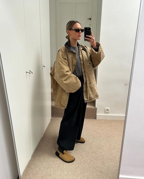 All Posts • Instagram Trendy Outdoor Outfits, Birkenstocks Winter Outfit, Barn Jacket Street Style, Beige Utility Jacket Outfit, Chore Coat Outfit Women, Barn Coat Outfit Women, Canvas Jacket Outfit, Carhartt Coat Outfit, Barn Coat Outfit