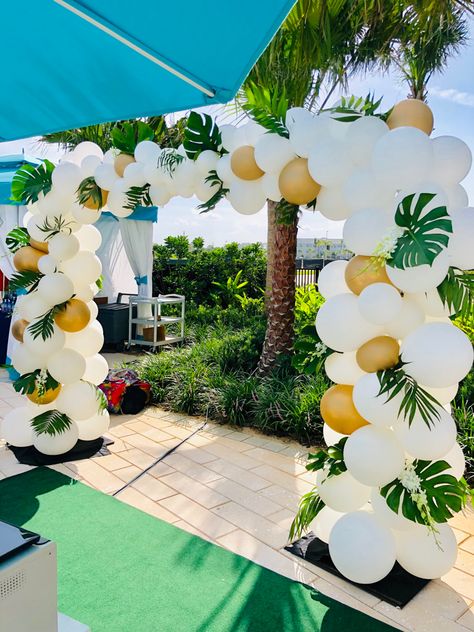 Palm Theme Party, Tropical Party Ideas Decor, All White Pool Party, Adult Hawaiian Party, Tropical Balloon Backdrop, Hawaii Balloon Arch, Tropical Graduation Party Decoration, Summer Balloons, Hawaiian Balloon Arch