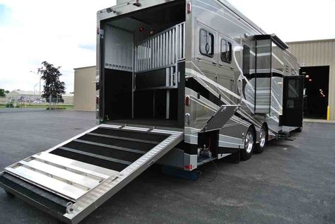 Hydraulic ramp. Camping With Horses, 2 Horse Trailer, Horse Truck, Cattle Trailers, Horse Transport, Luxury Horse, Equestrian Stables, Horse Barn Ideas Stables, Dream Horse Barns