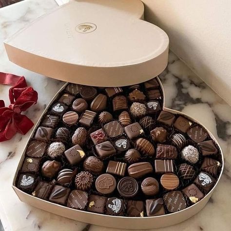 Heart Box Chocolate, Chocolate Present Ideas, Box Of Chocolates Aesthetic, Chocolat Aesthetic, Bake Sale Packaging, Party Food Buffet, Makanan Diet, Food Displays, Chocolate Sweets