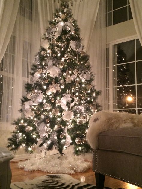 Elegant Christmas tree. Expensive Christmas Tree, Pohon Natal Aesthetic, Hot Pink Room Decor, Hot Pink Room, Expensive Christmas, Amazing Christmas Trees, Christmas Tree Inspo, Goth Christmas, Dreaming Of A White Christmas